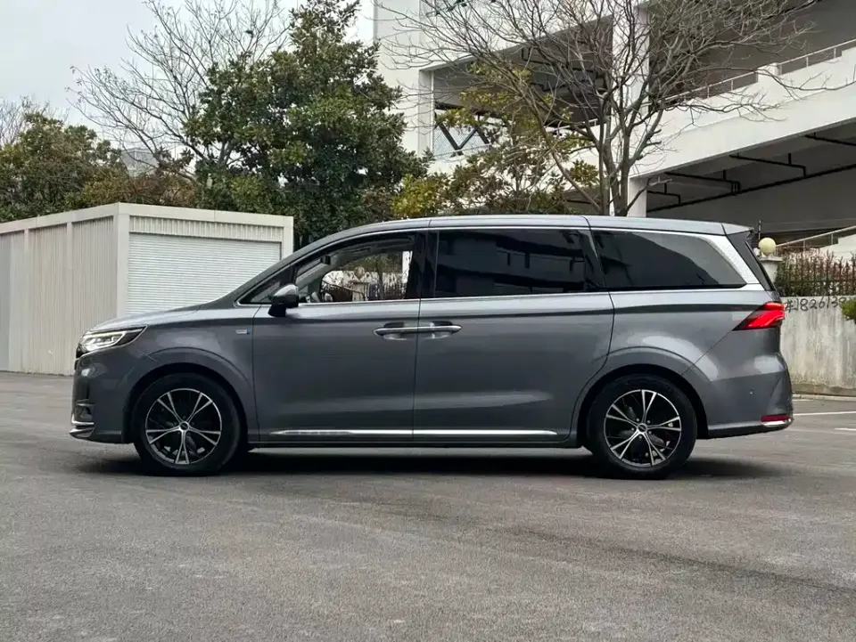 Roewe iMAX8