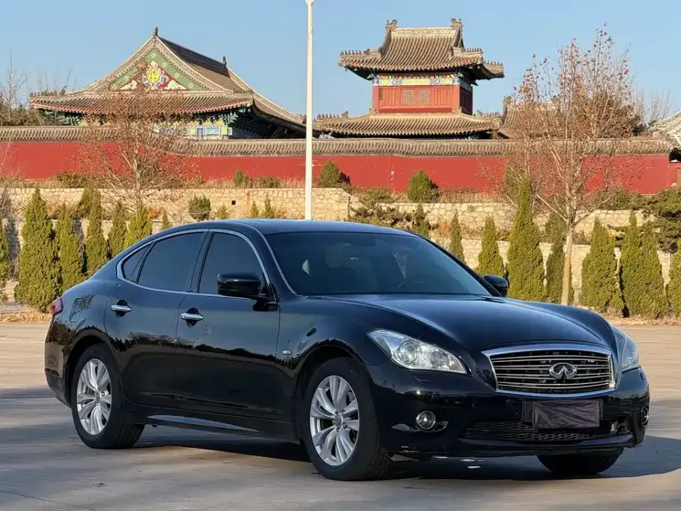 Infiniti M