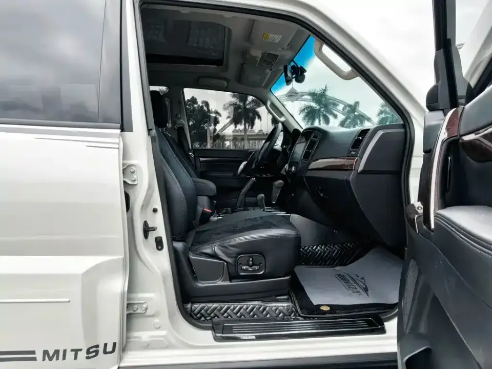 Mitsubishi Pajero (Import)