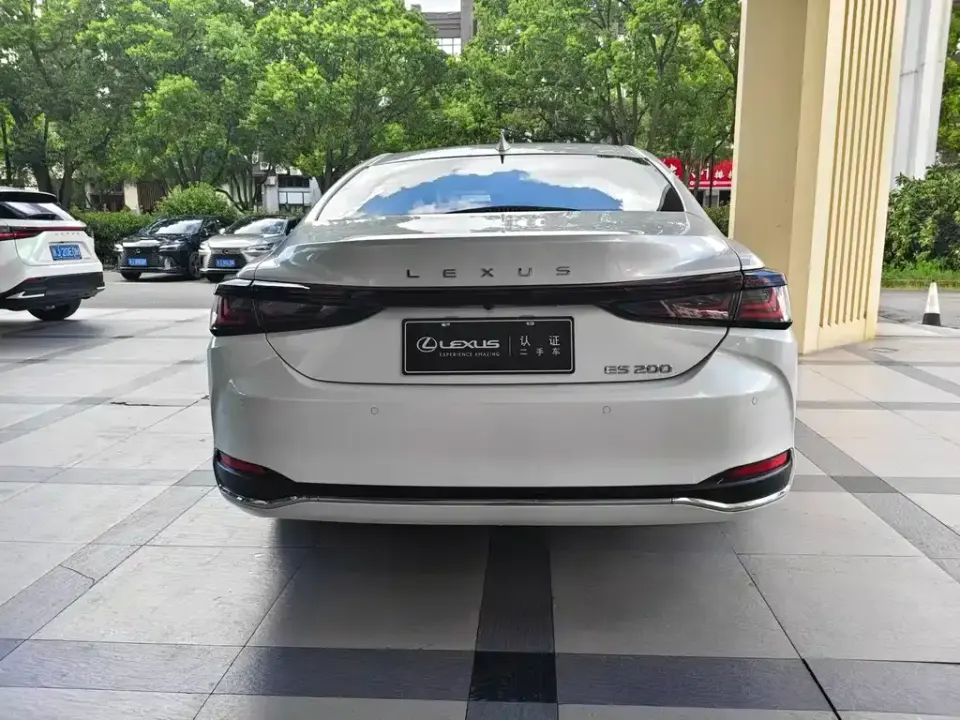 Lexus ES
