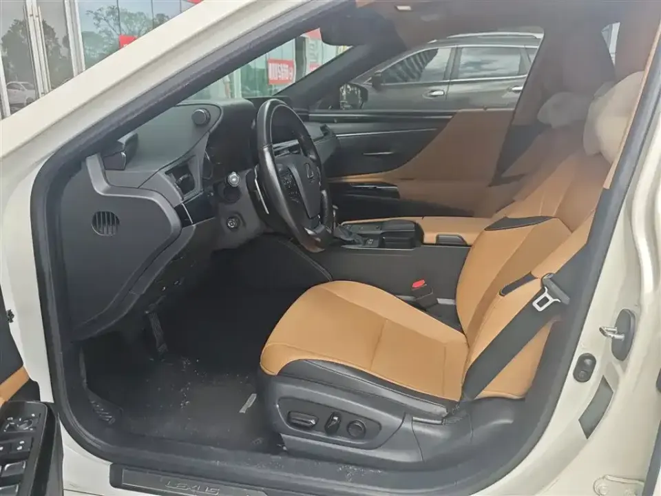 Lexus ES