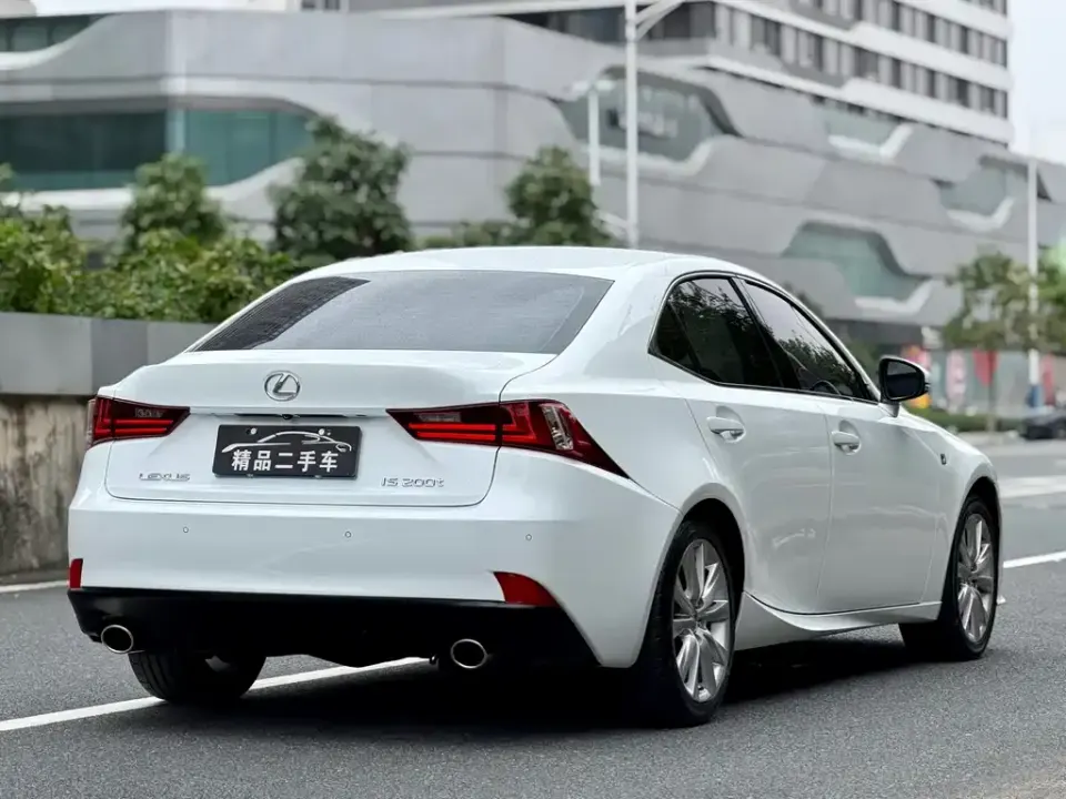 Lexus IS