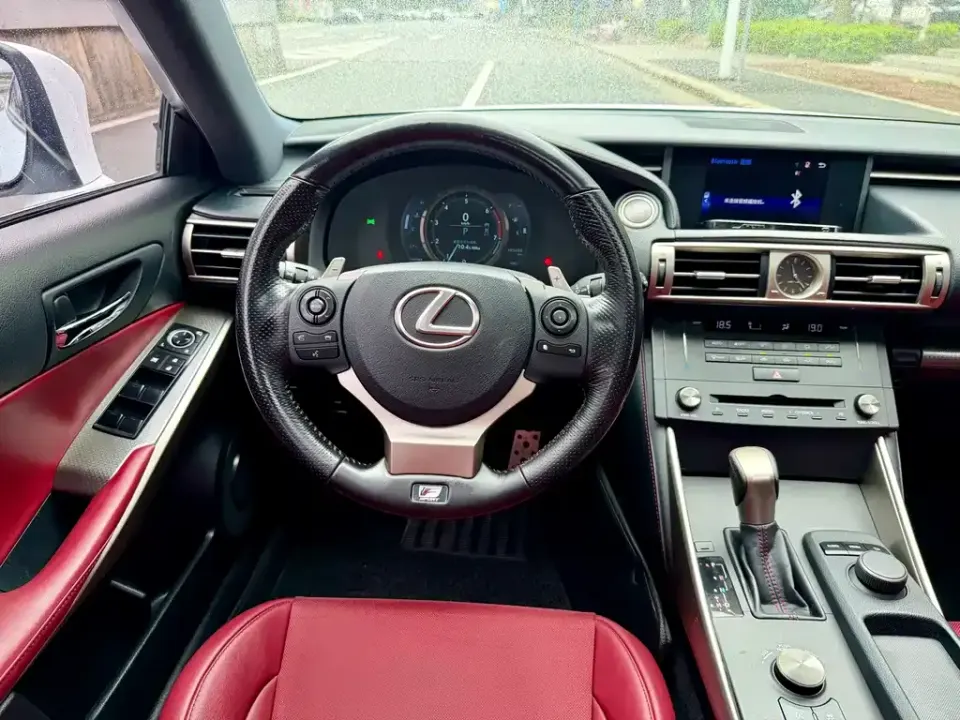 Lexus IS