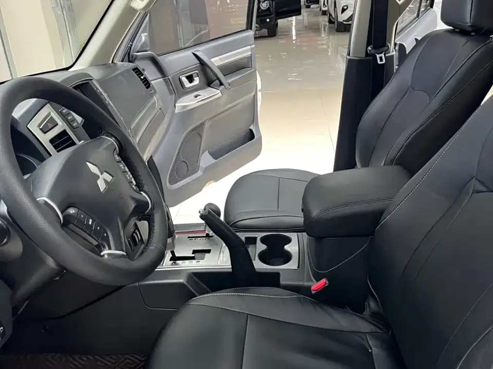 Mitsubishi Pajero (Import)