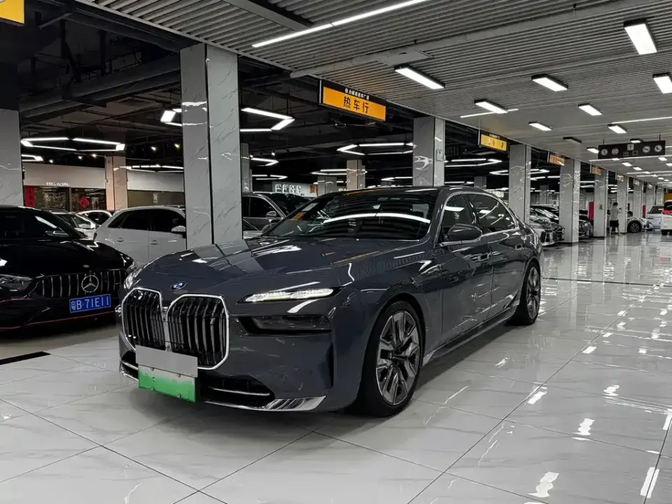 BMW i7