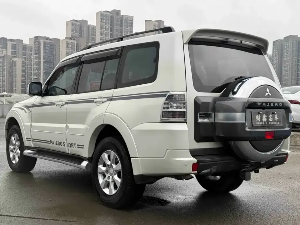 Mitsubishi Pajero (Import)