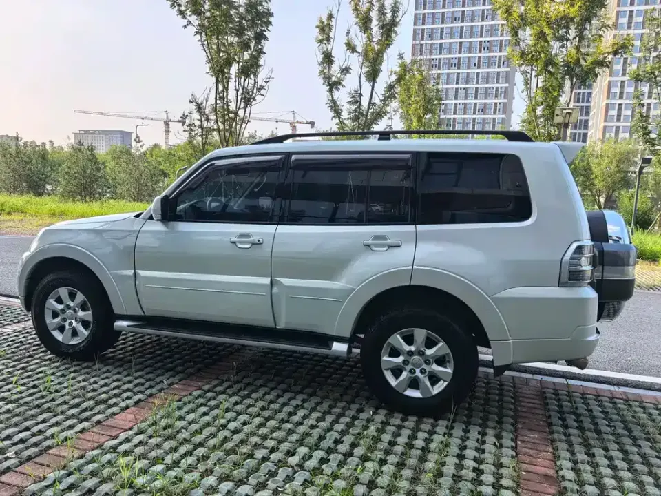 Mitsubishi Pajero (Import)