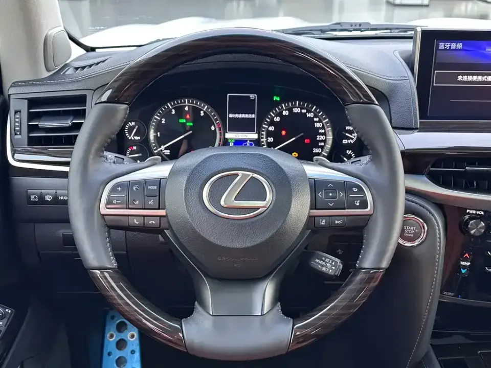 Lexus LX