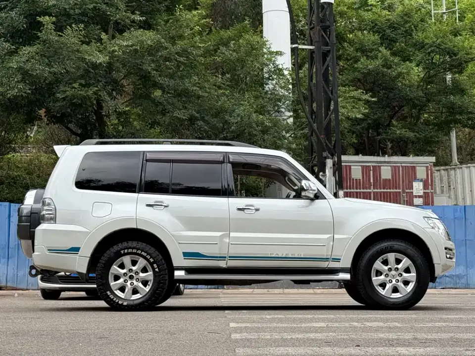 Mitsubishi Pajero (Import)
