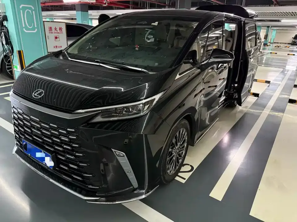Lexus LM