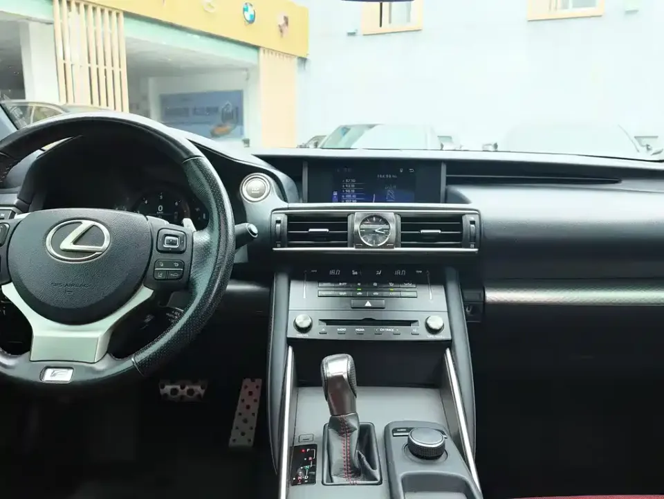 Lexus IS