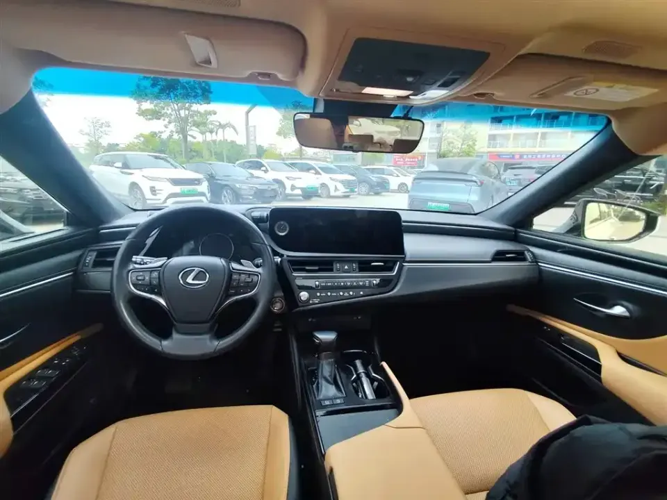 Lexus ES