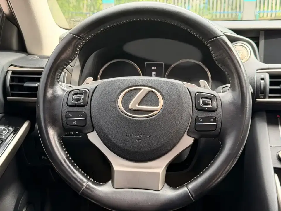 Lexus IS
