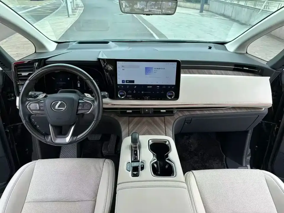Lexus LM