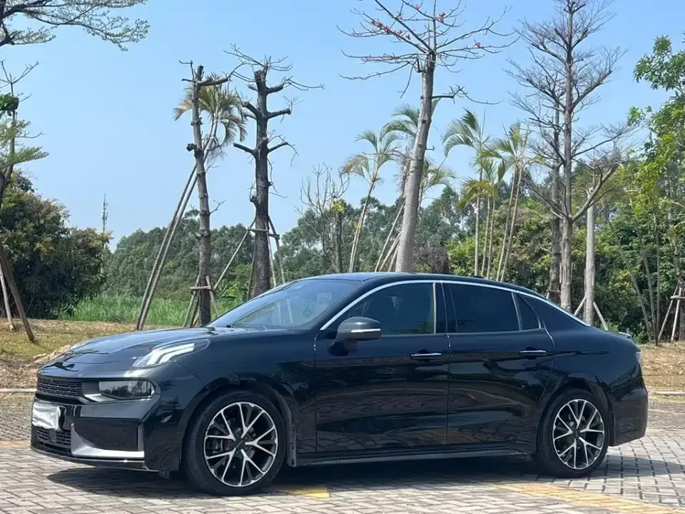 Lynk & Co 03