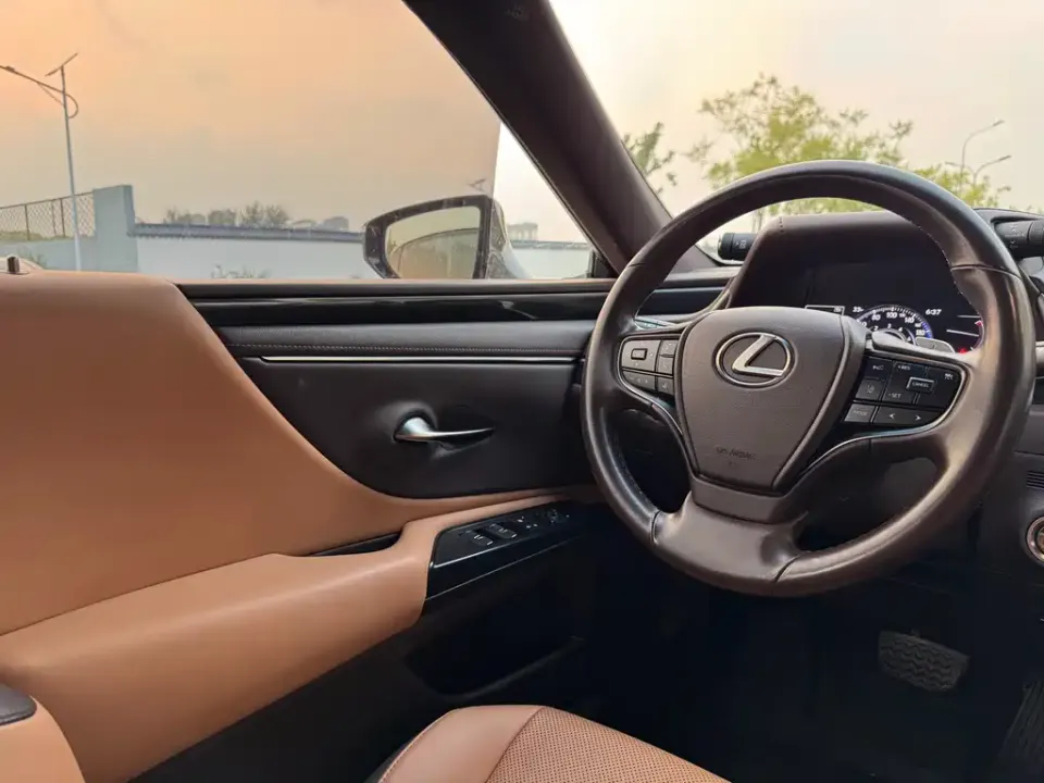 Lexus ES