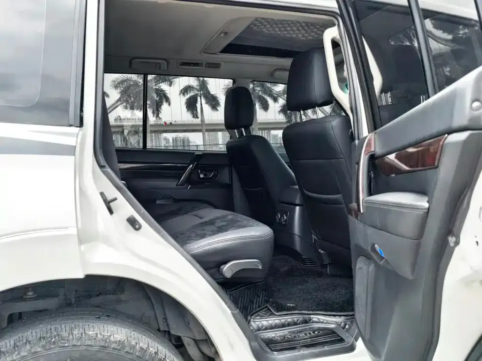 Mitsubishi Pajero (Import)