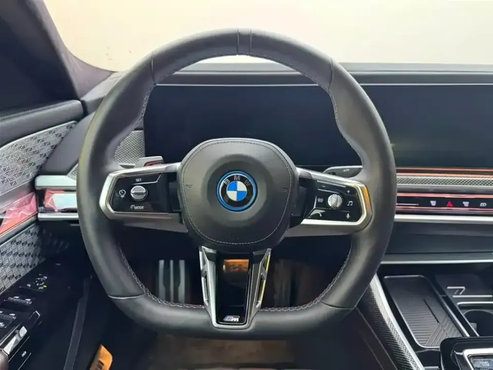 BMW i7 M70L
