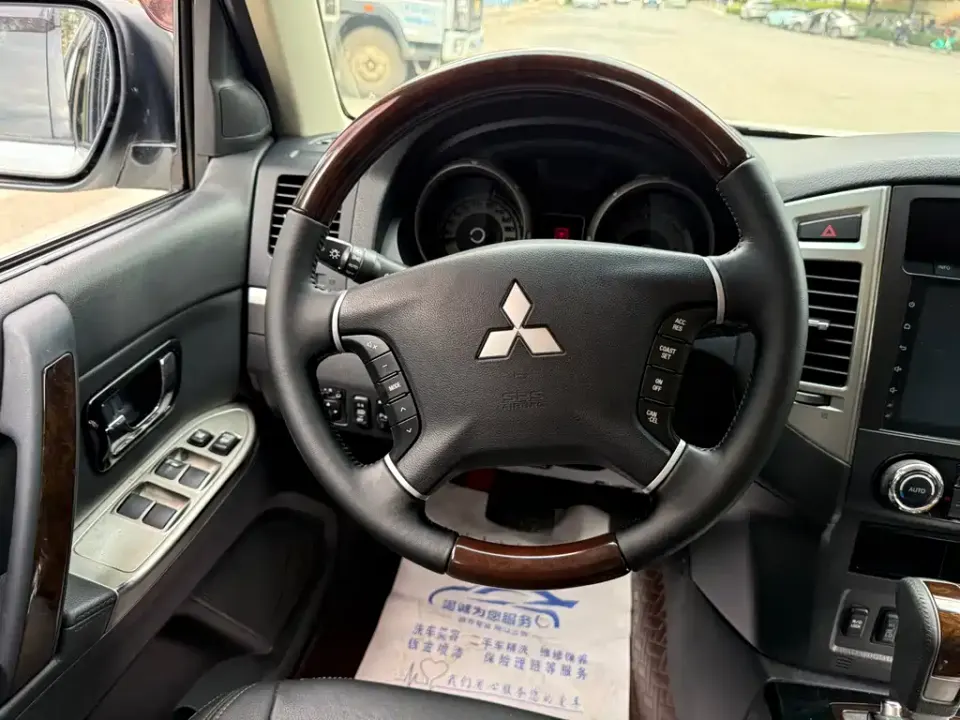 Mitsubishi Pajero (Import)