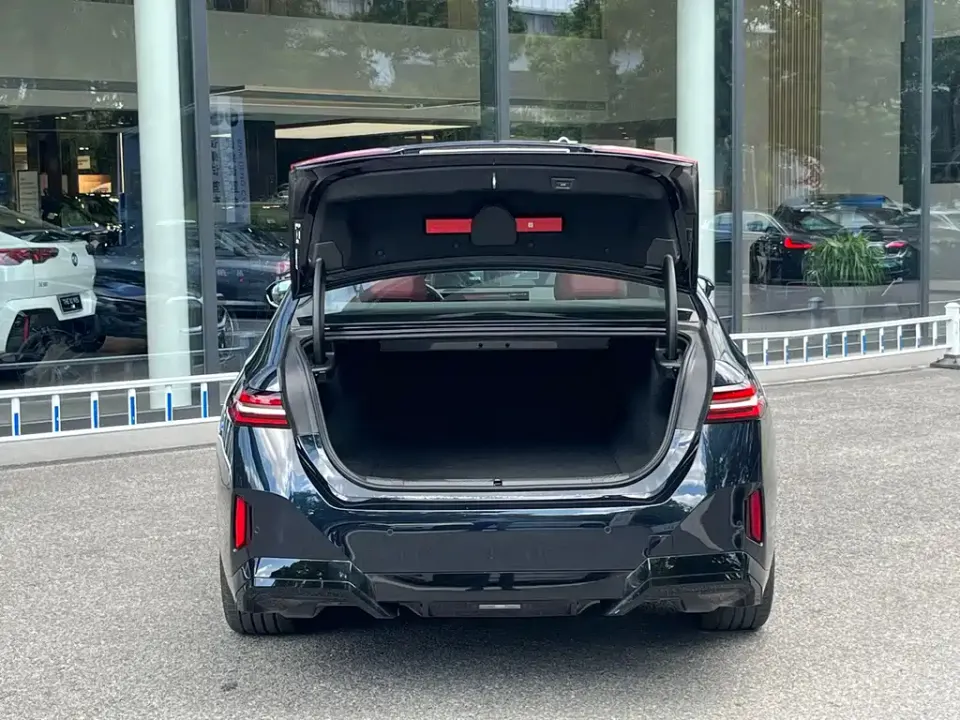 BMW i5