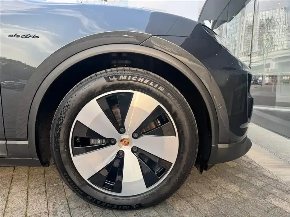 Porsche Macan EV