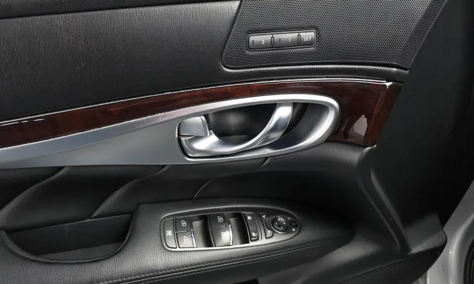 Infiniti M