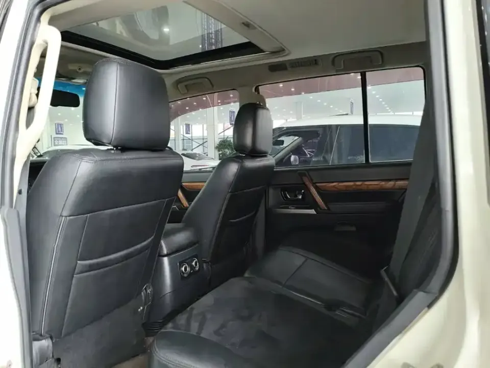 Mitsubishi Pajero (Import)