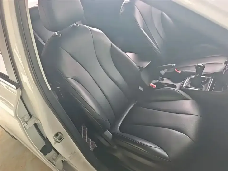 Roewe i5