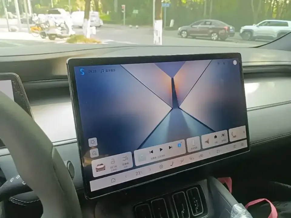 BYD L EV