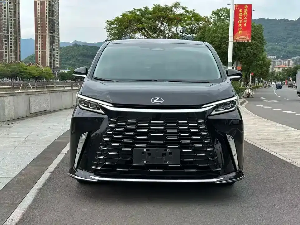 Lexus LM