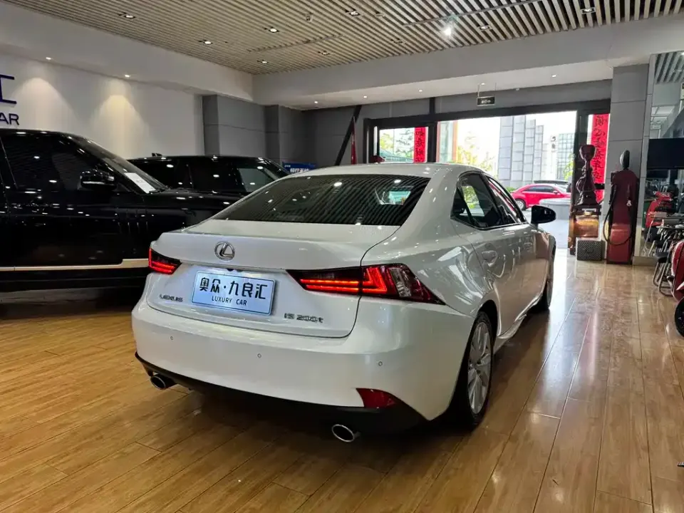 Lexus IS