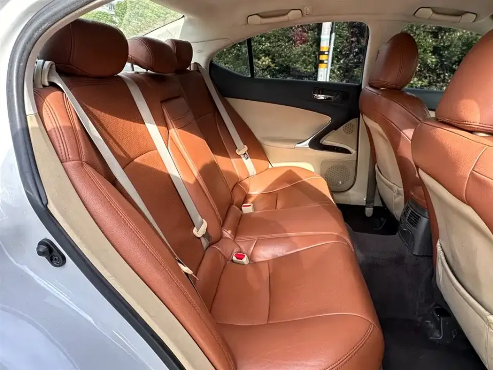 Lexus IS