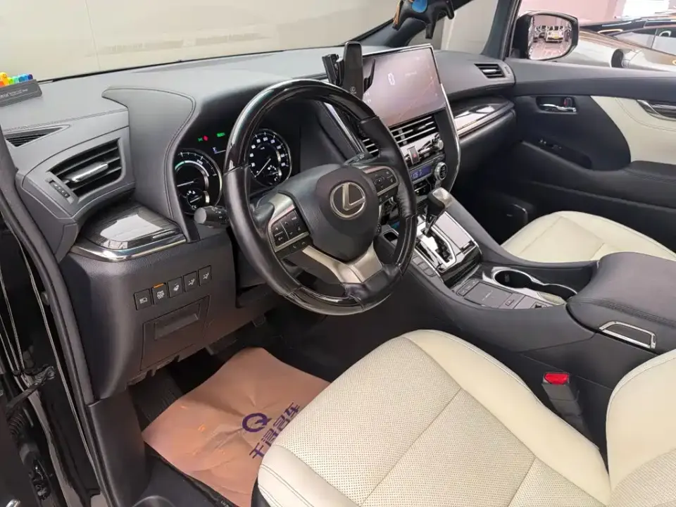 Lexus LM
