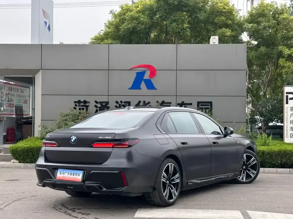 BMW i7