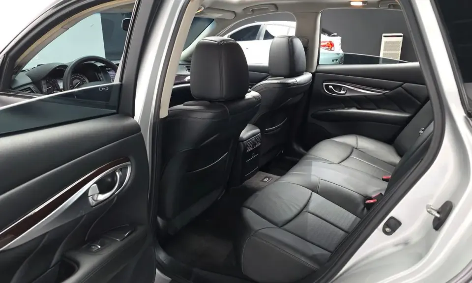 Infiniti M