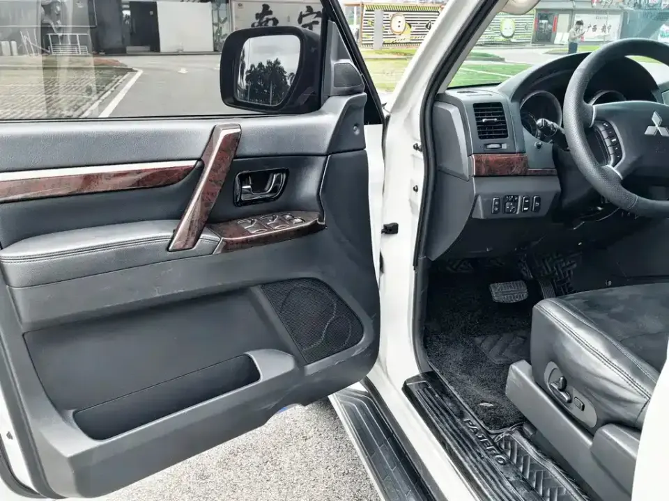 Mitsubishi Pajero (Import)