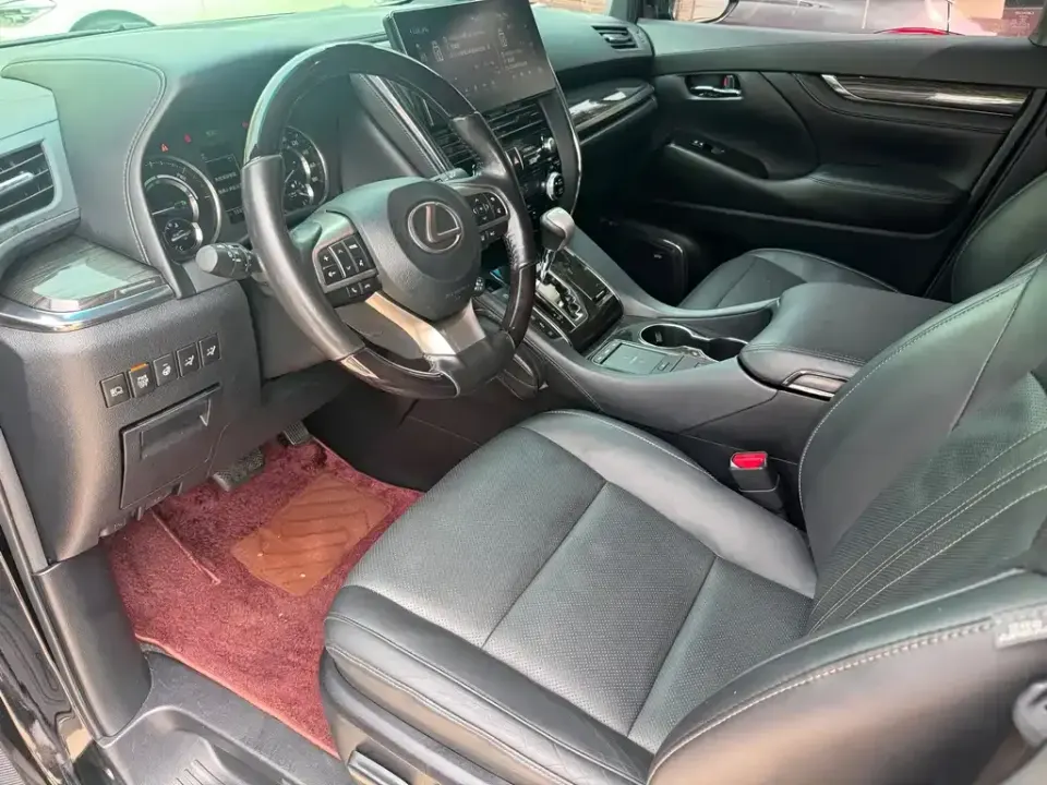 Lexus LM