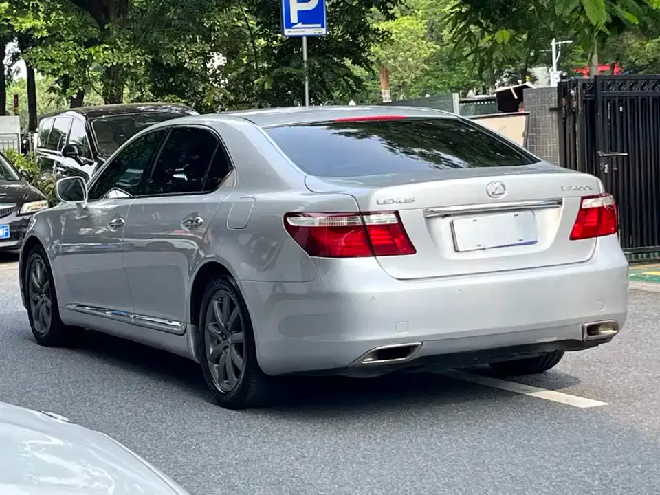 Lexus LS
