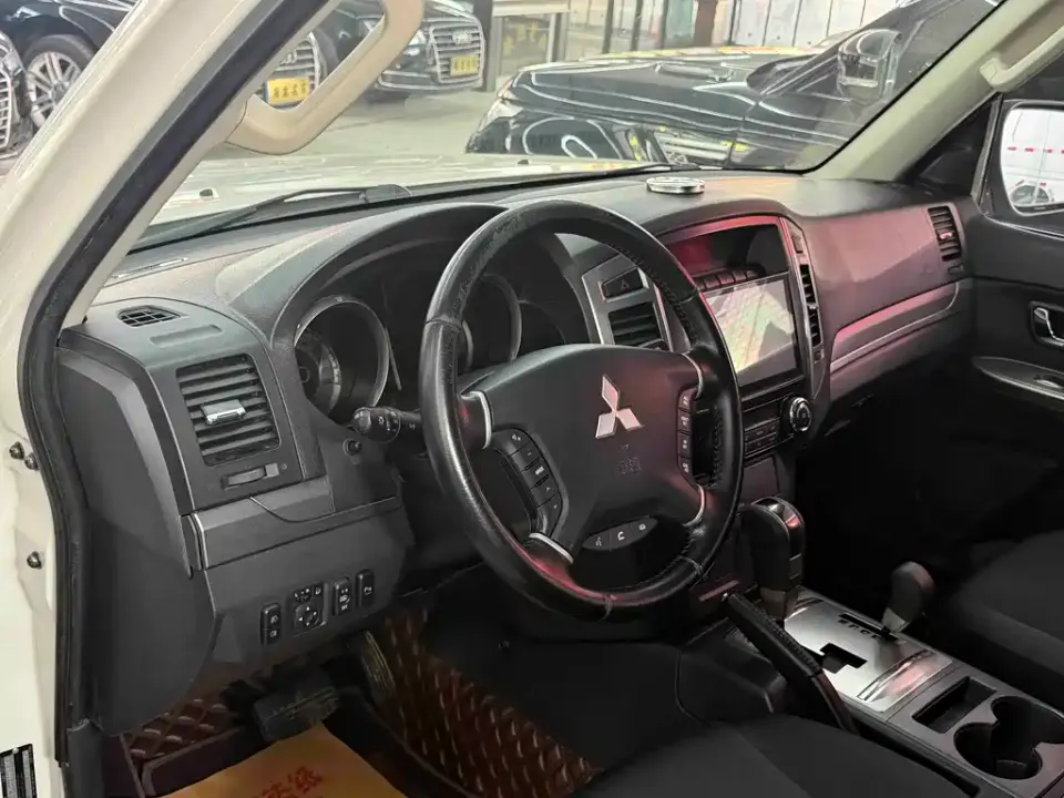 Mitsubishi Pajero (Import)