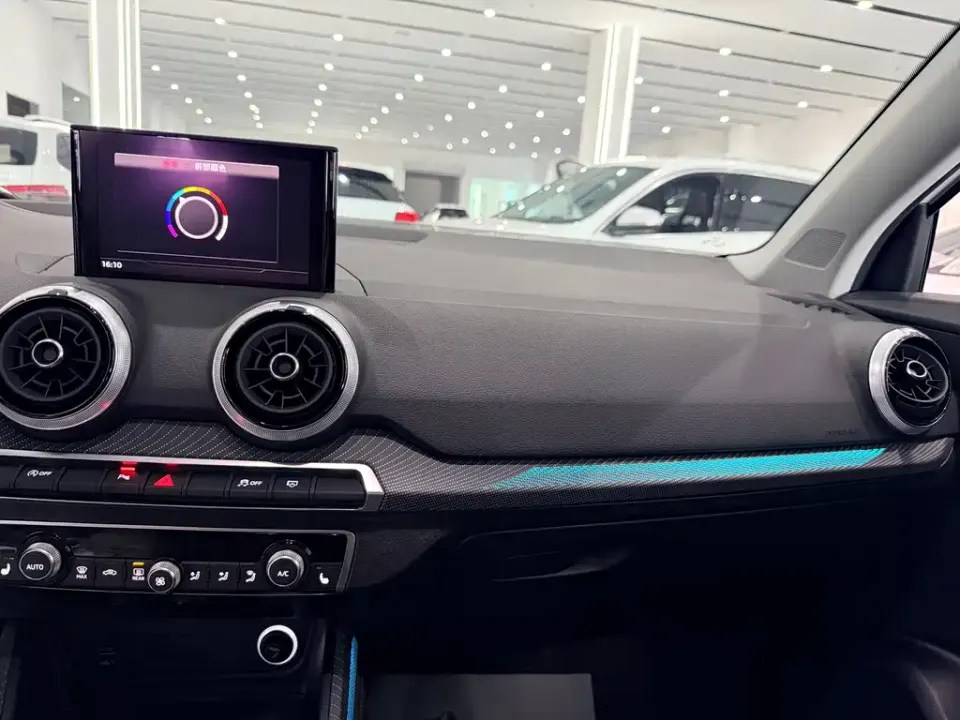 Audi Q2L