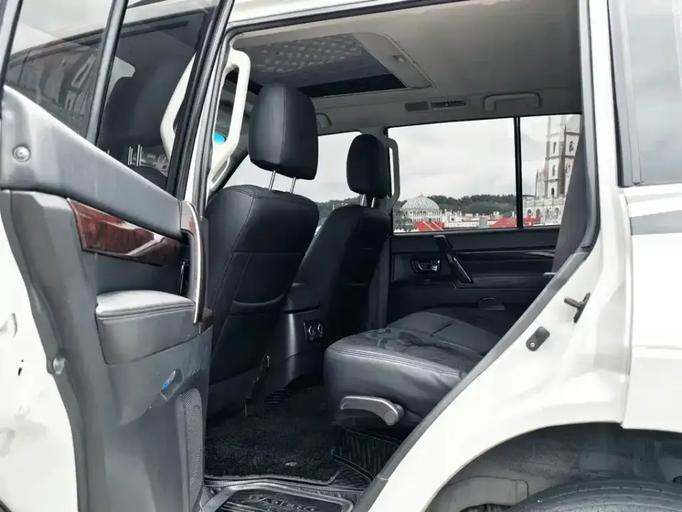 Mitsubishi Pajero (Import)