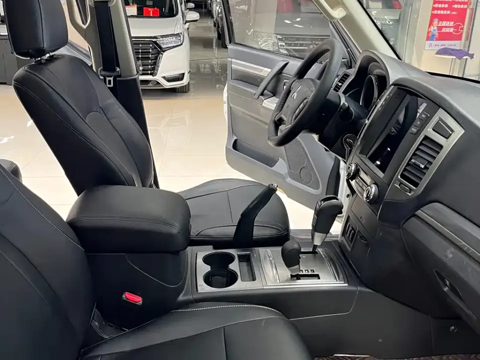 Mitsubishi Pajero (Import)