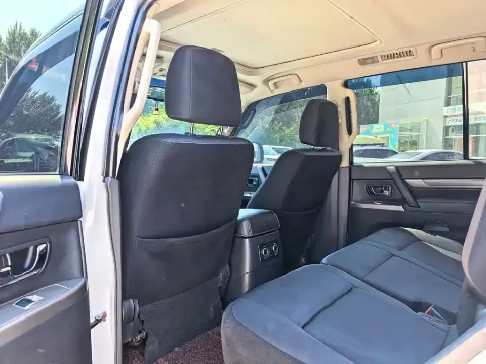 Mitsubishi Pajero (Import)