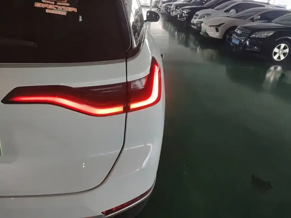 Nio ES8