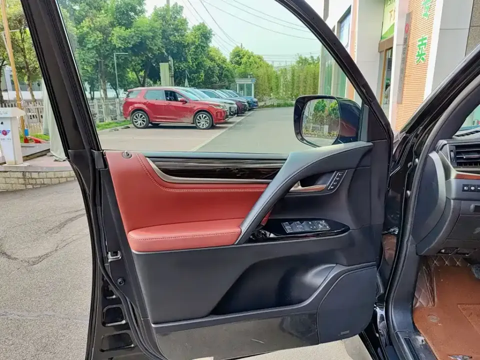 Lexus LX