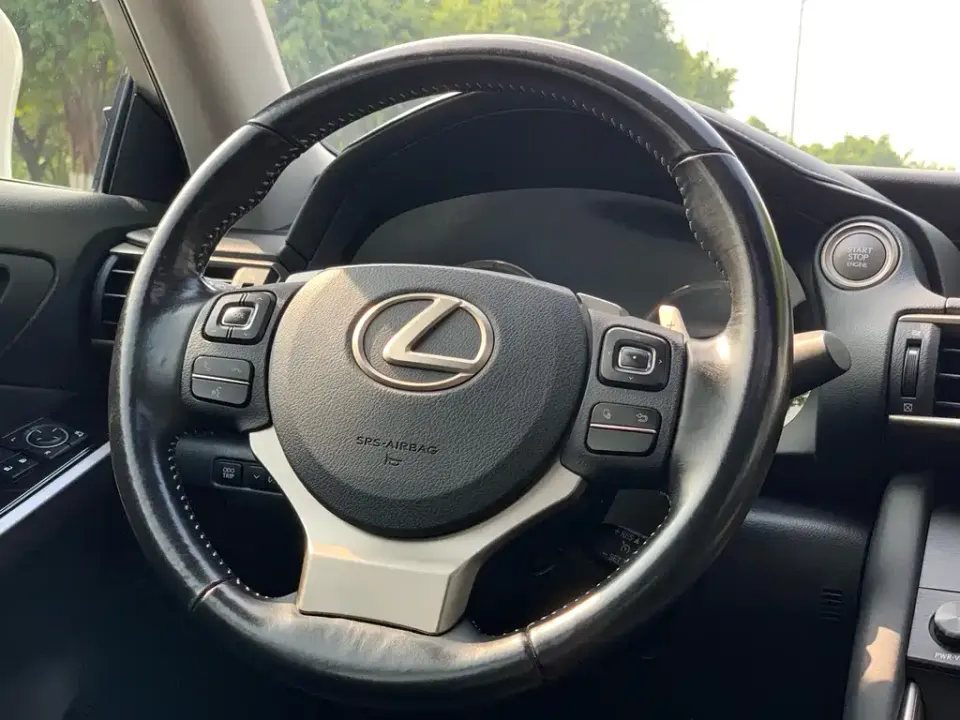 Lexus IS