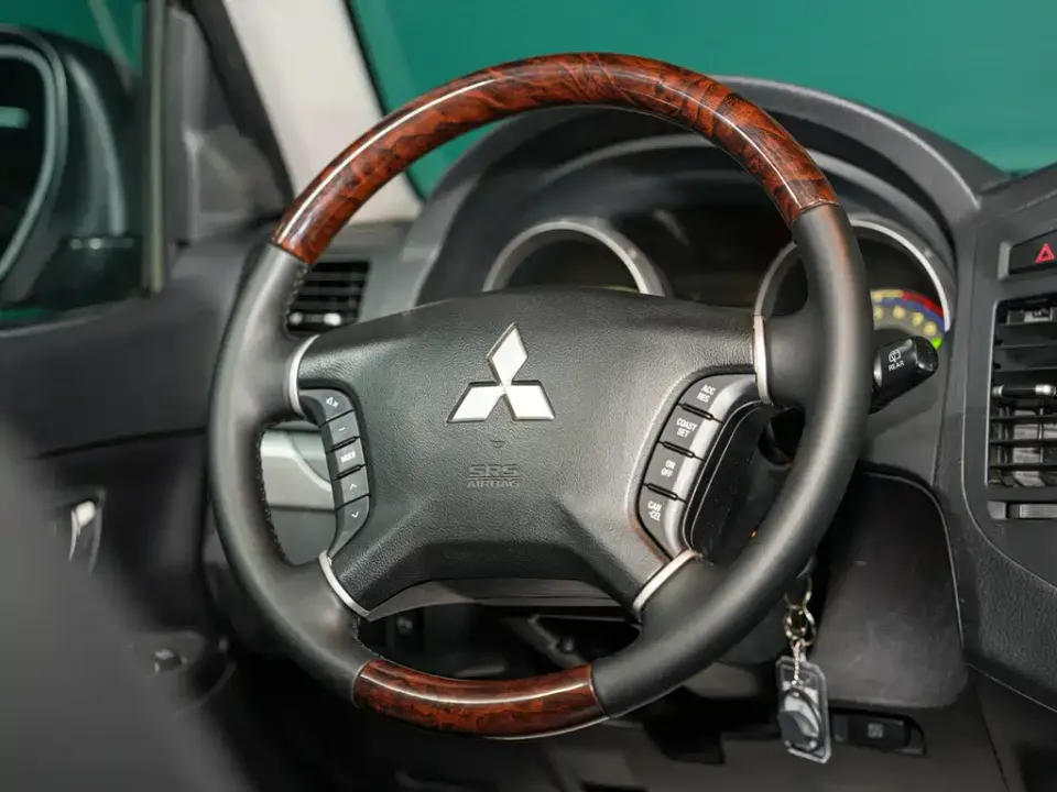 Mitsubishi Pajero (Import)