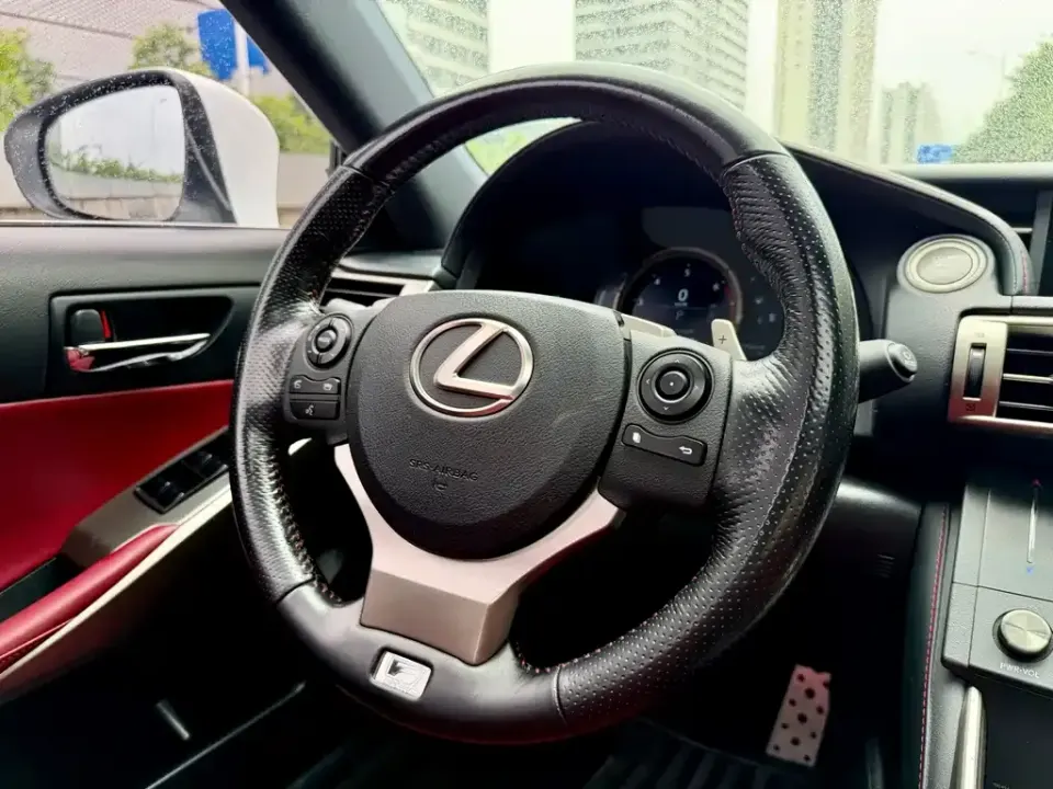 Lexus IS