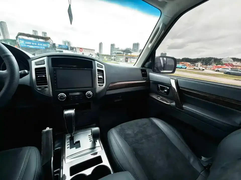 Mitsubishi Pajero (Import)