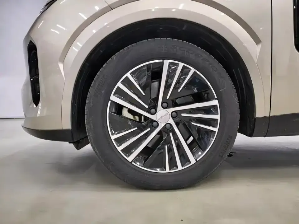 Lynk & Co 08 EM-P
